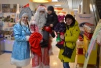 Дед Мороз и Снегурочка поздравляют детей